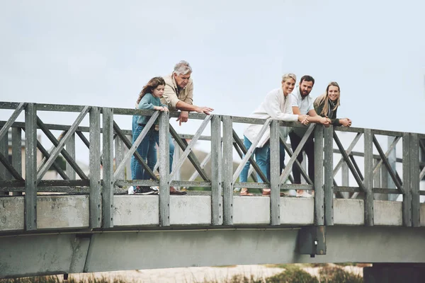 大きな家族 橋と幸せな旅行 休暇や休日の旅行を一緒に屋外で 世代とお母さん お父さんと女の子 おばあちゃんとおじいちゃんが一緒に過ごす時間 カナダの愛と絆 — ストック写真