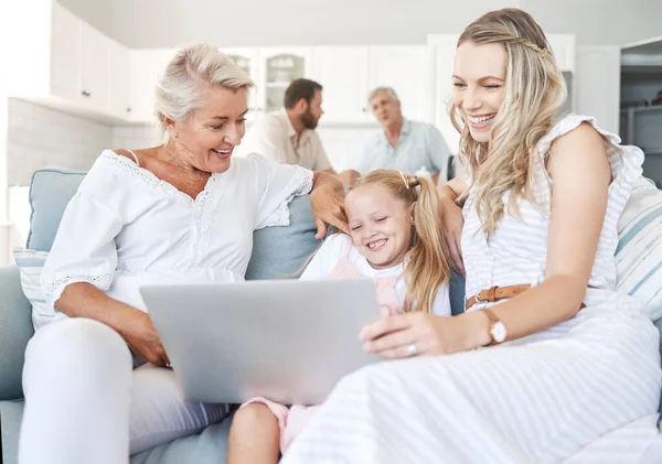 Família Relaxar Casa Criança Laptop Com Mãe Sala Estar Learning — Fotografia de Stock