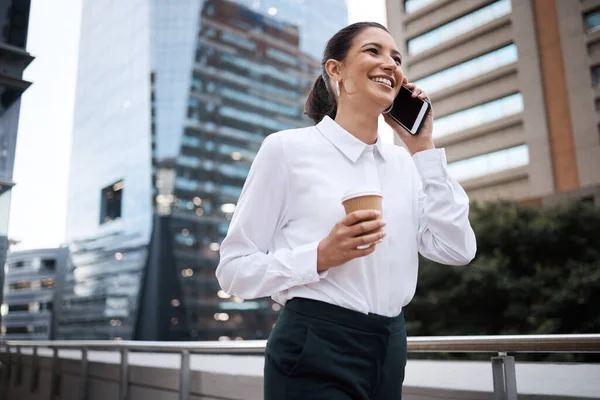每一步都带着坚定的决心 一个年轻的女商人一边在办公室外面喝咖啡一边用手机聊天 — 图库照片