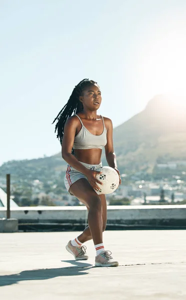女孩和足球在屋顶上进行体育健身训练 集中在南非 足球和黑人女子持球参加有山城风貌的有氧运动 — 图库照片