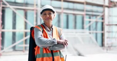 İnşaat, inşaat işçisi kadın inşaat mühendisliği geliştirme, endüstriyel proje ve iş motivasyon portresi. Mutlu, gururlu mühendis ya da müteahhit yönetici.