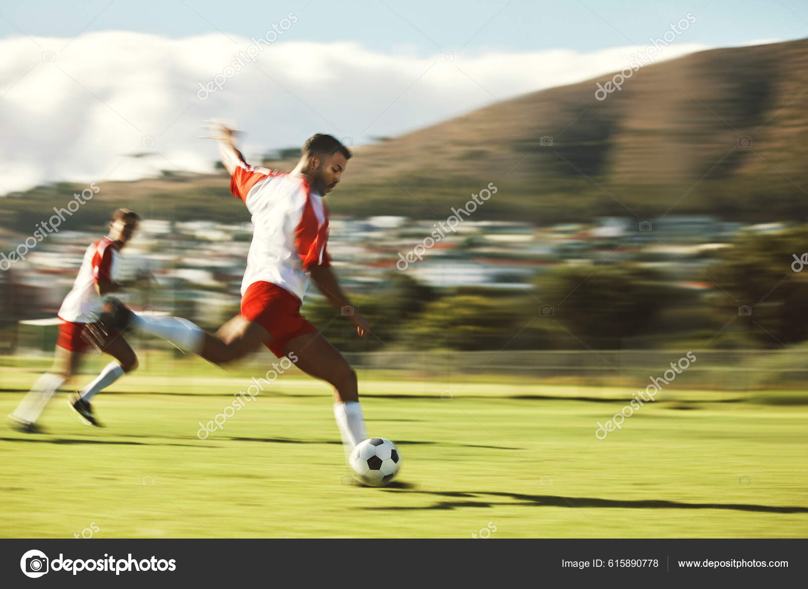 Futebol fitness e pés com sapatos esportivos em pé com bola para