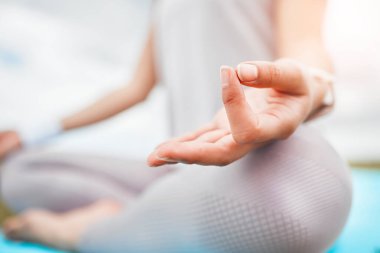 Kadın, eller ve meditasyon yoga, zen ve ruhsal sağlık için açık havada zihin ve beden için rahatlatıcı. Kadınların zihinsel sağlık ve refah için meditasyon, dinlenme ve sakin egzersizleri..