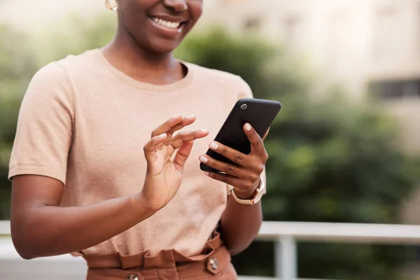 Ora Ricevo Mie Email Sul Cellulare Una Donna Affari Irriconoscibile — Foto Stock