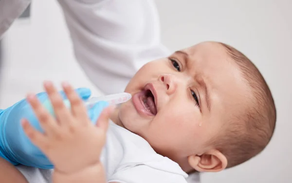 Weine Nicht Kleiner Ein Arzt Gibt Einem Baby Krankenhaus Medikamente — Stockfoto