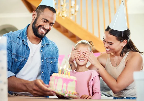 Ben Klaar Voor Verrassing Een Klein Meisje Vieren Een Verjaardag — Stockfoto