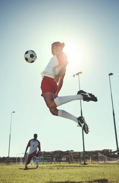 運動やフィットネスのためのフィールドや草のピッチ上のボールで遊んで男のアスリートとサッカー スポーツやトレーニング サッカー ジャンプやスポーツのための試合や試合で男性とのワークアウト — ストック写真