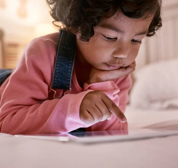 Imparare Attraverso Tecnologia Una Bambina Che Usa Tablet Digitale Casa — Foto Stock