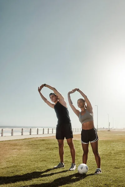 Fitness Parque Playa Pareja Haciendo Ejercicio Estiramiento Como Calentamiento Para —  Fotos de Stock