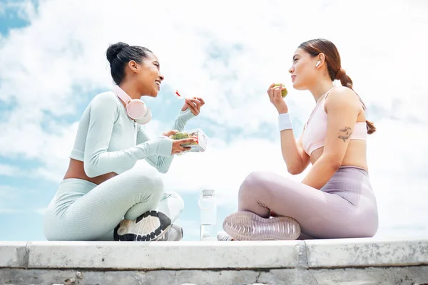 Salade Appel Fitness Vrienden Eten Buiten Eten Voor Wellness Dieet — Stockfoto