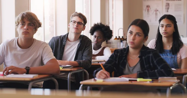 Glück Begünstigt Den Fokussierten Eine Gruppe Von Teenagern Einem Klassenzimmer — Stockfoto