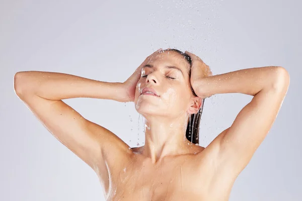 궁극적 전환의 방울을 느꼈던 것이다 스튜디오에서 배경에 샤워를 매력적 여성의 — 스톡 사진