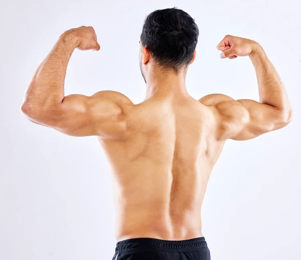 これらの筋肉についてどう思いますか 男性が腕と背中の筋肉をスタジオの背景に曲げ — ストック写真