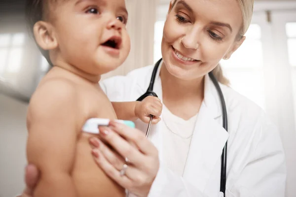 Laten Eens Kijken Naar Temperatuur Een Kinderarts Die Een Babytemperatuur — Stockfoto