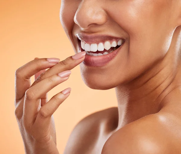 Žena Rty Úsměv Zuby Pro Kosmetiku Make Ruce Pro Ošetření — Stock fotografie