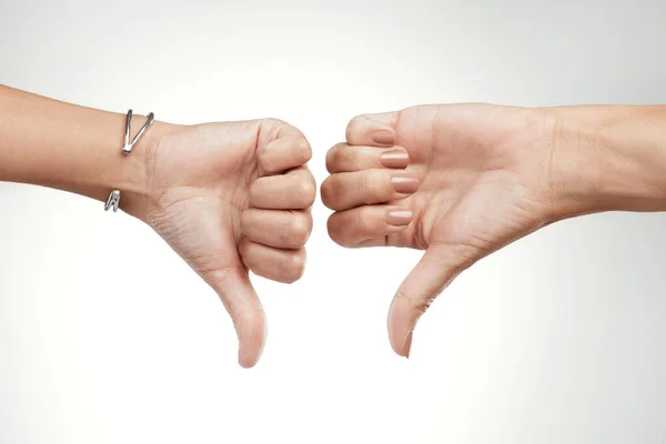 Пас Две Неузнаваемые Женщины Показывающие Большие Пальцы Студии — стоковое фото