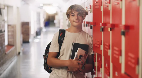 成長する 高校のロッカーの横に立つ10代の少年の肖像画 — ストック写真