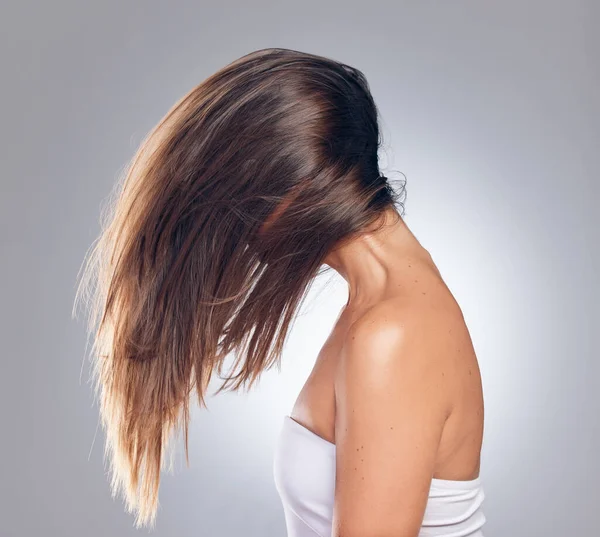 让每一根头发都飘飘欲仙一个难以辨认的女人独自站在演播室里 摇动着头发 — 图库照片