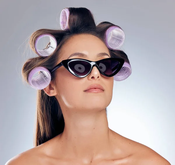 이걸쓰고 있으면 장수들을 수있어 롤러를 머리에 선글라스를 스튜디오에 매력적 — 스톡 사진