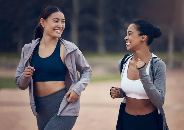 フィットネス 友人が屋外のカーディオワークアウトやスポーツマラソントレーニングのために走っています 健康と動機のための公園で実行中の自由 運動と幸せな健康的な女性のランナー — ストック写真