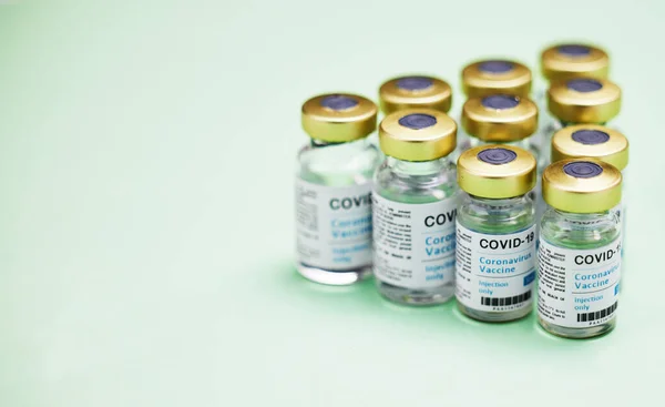 Senin Sağlığın Aşıyla Sağlanacaktır Aşı Tüplerinin Yeşil Arka Planda Çekimleri — Stok fotoğraf