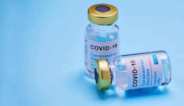 Çift Atış Yapmak Isteyen Var Aşı Tüplerinin Mavi Arka Plandaki — Stok fotoğraf