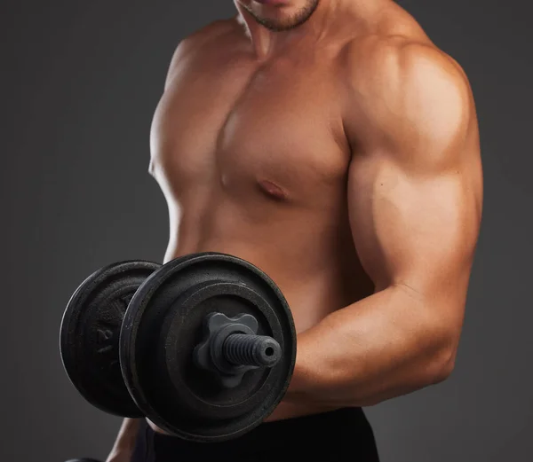 Jobbar Hans Biceps Oigenkännlig Och Atletisk Ung Man Lyfta Vikter — Stockfoto