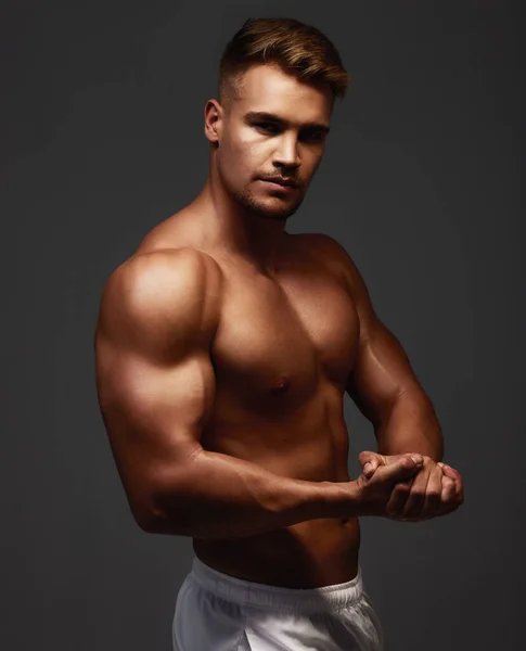 Smickrar Hans Biceps Beskuren Porträtt Stilig Och Atletisk Ung Man — Stockfoto