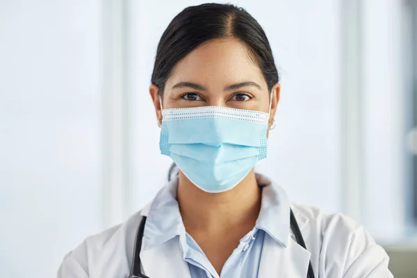 我可以拯救生命一个戴口罩 白天独自站在诊所里的医生 — 图库照片