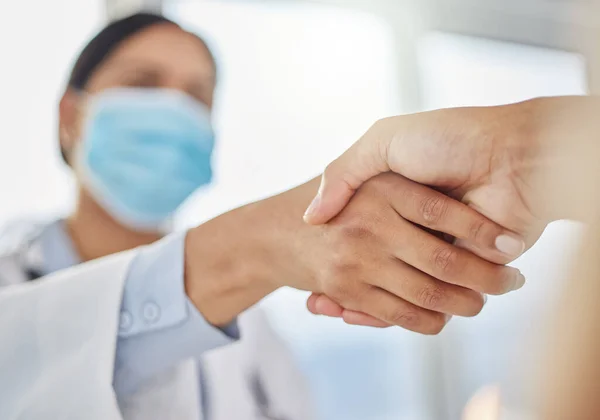 接种疫苗 最后握手 在诊所会诊时与病人握手的无法辨认的医生 — 图库照片