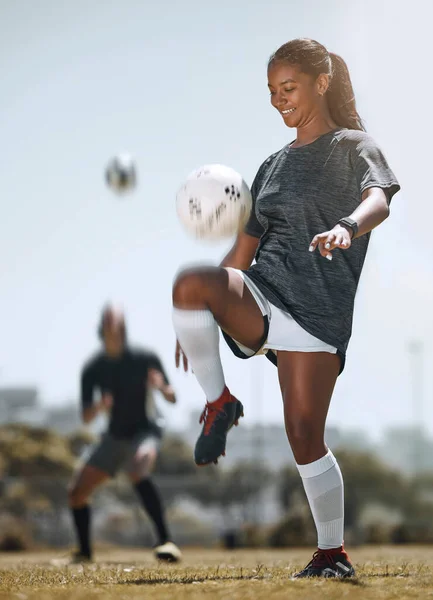 Futbol Spor Idman Için Dizleriyle Hokkabazlık Yapan Bir Kadın Sahada — Stok fotoğraf
