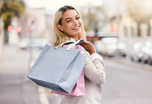 对购物来说 这是一个成功的说法 在城市里购物时 一位年轻迷人的女人背着她的手提包走在路上 再看她的肖像 — 图库照片