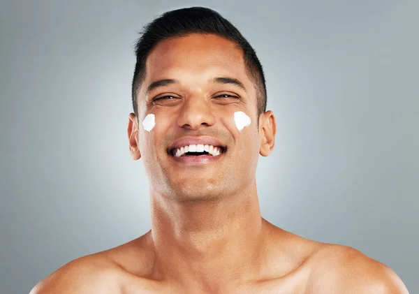 Hombre Feliz Crema Facial Para Cuidado Piel Hidratante Para Retratos — Foto de Stock