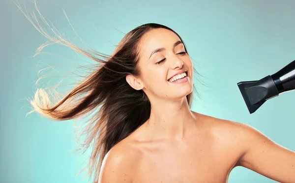 Навчіться Трохи Жити Студійний Знімок Привабливої Молодої Жінки Висушує Волосся — стокове фото