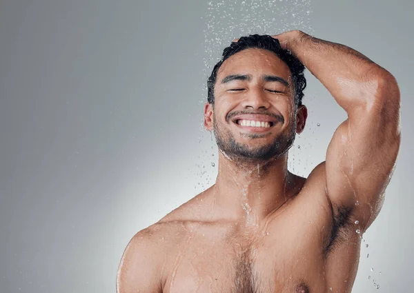 Hij Blij Dat Hij Eindelijk Clean Een Jonge Man Wassen — Stockfoto