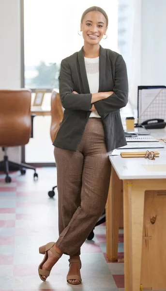 选择你的道路 创造你自己的成功 一个自信的女商人抱着胳膊站在办公室里的画像 — 图库照片