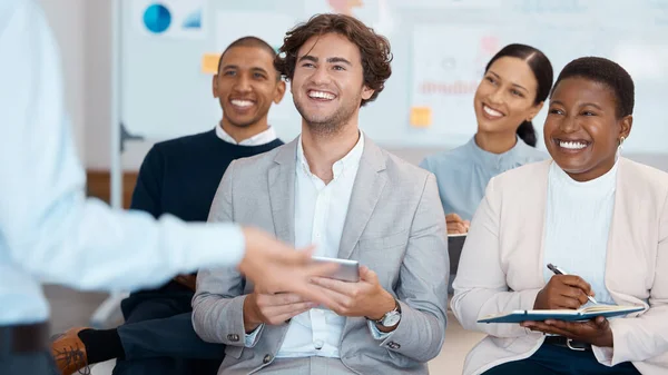 オフィスでのマーケティング 企業戦略のワークショップトレーニングのためのビジネスの人々 リスニングと笑顔 会議コーチングの多様な従業員チームと職場で学ぶための笑顔 — ストック写真