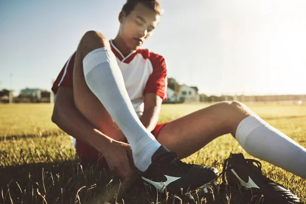 Ποδόσφαιρο Παπούτσια Και Ποδοσφαιριστής Για Αρχίσει Προπόνηση Φυσικής Κατάστασης Καρδιο — Φωτογραφία Αρχείου