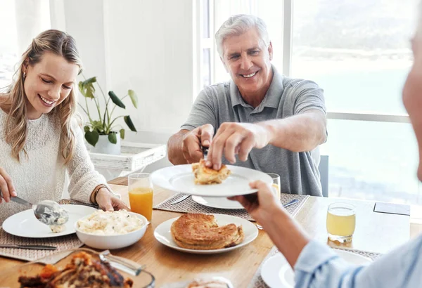 Familie Essen Und Mittagessen Mit Einem Älteren Mann Der Eine — Stockfoto