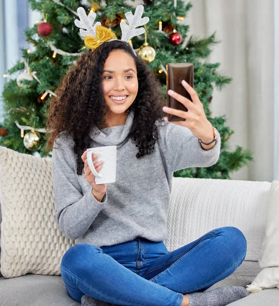 Zorunlu Noel Özçekimi Noel Zamanı Evde Selfie Çeken Genç Bir — Stok fotoğraf