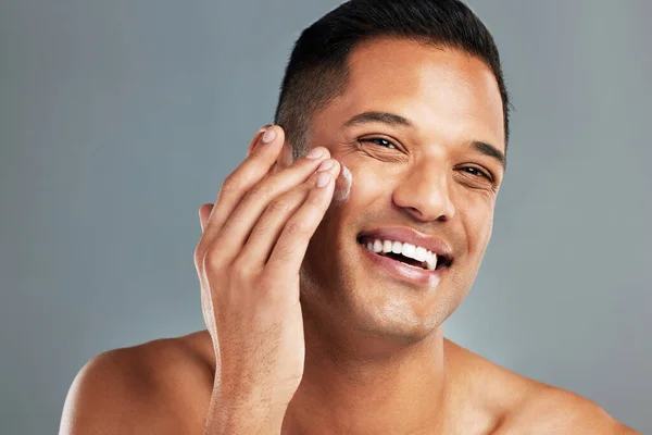 Happy Man Face Cream Skincare Και Moisturizer Πορτρέτο Υγιή Αισθητική — Φωτογραφία Αρχείου