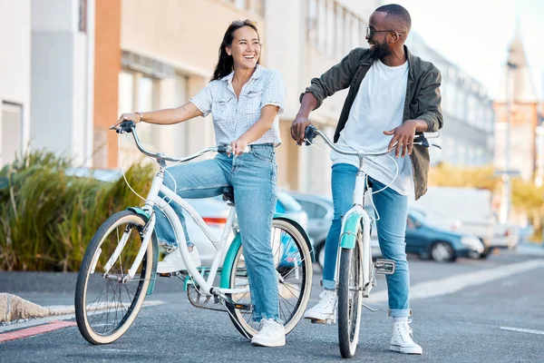 자전거 그리고 도시의 자전거를 여름에 친환경 발자국을 남기기 자전거를 갑니다 — 스톡 사진