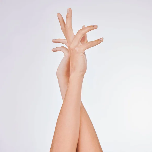 Levante Mãos Para Pele Hidratada Estúdio Tiro Uma Mulher Irreconhecível — Fotografia de Stock