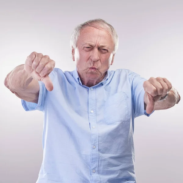 Niemand Houdt Van Verliezers Studio Shot Van Een Senior Man — Stockfoto