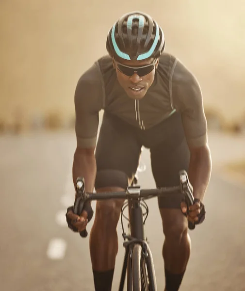在日落 健康和晨练时 运动和骑自行车的人在路上锻炼 骑自行车参加马拉松赛训练的黑人运动员的精力 速度和精力 — 图库照片