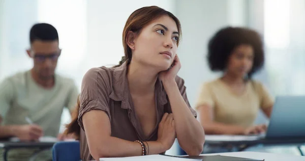 Jest Coś Zabójczo Czarującego Marzycielach Student Uniwersytetu Zagubiony Myślach Klasie — Zdjęcie stockowe