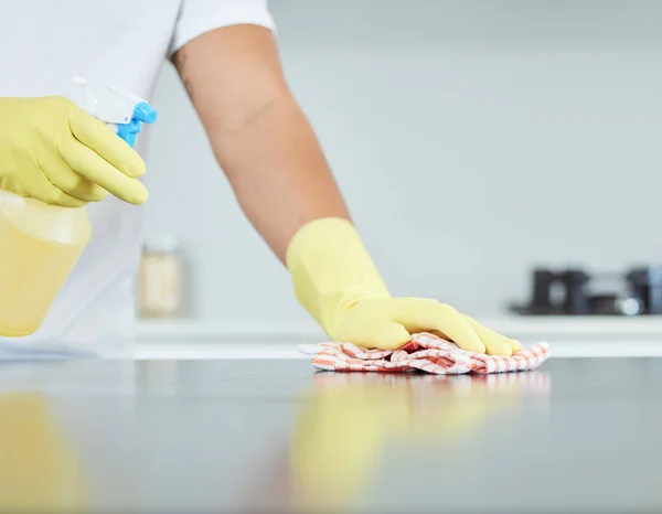 Estar Hogar Limpio Una Necesidad Hombre Limpiando Mostrador Cocina — Foto de Stock