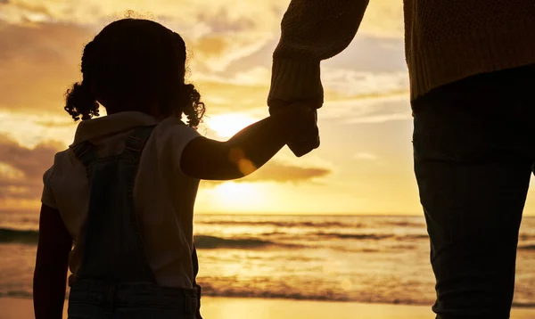 Západ Slunce Pláž Dívka Držící Ruce Otcem Siluetou Léto Rodina — Stock fotografie