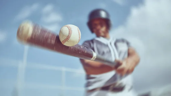 Baseball Giocatore Baseball Palla Pipistrello Swing Campo Baseball Durante Allenamento — Foto Stock