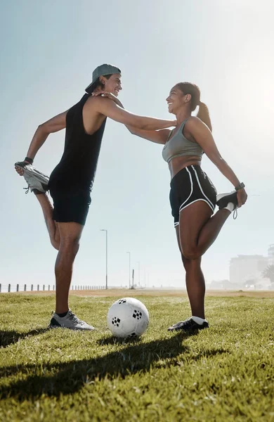 Вправи Чоловік Жінка Роблять Футбол Тягнуться Гри Стають Здоровими Полі — стокове фото
